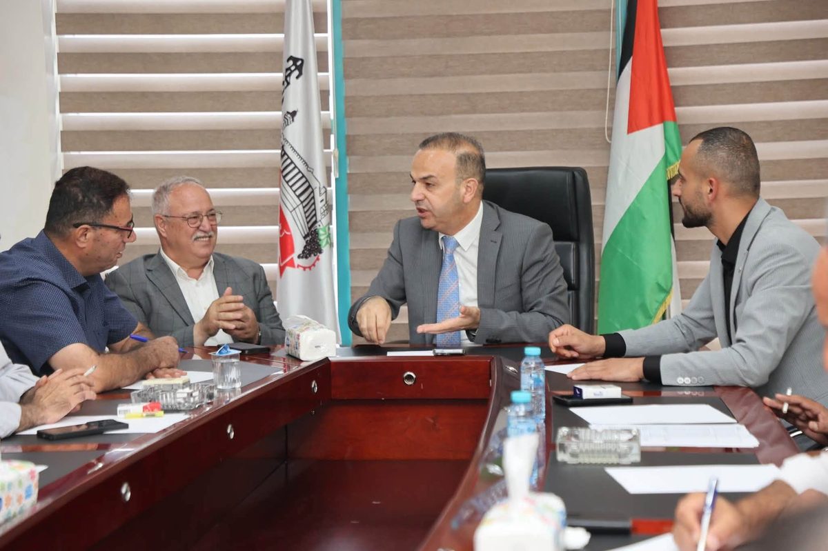 بلدية بيت أولا تزور كهرباء الخليل لاستكمال بحث الجوانب الفنية لمشروع الربط الكهربائي
